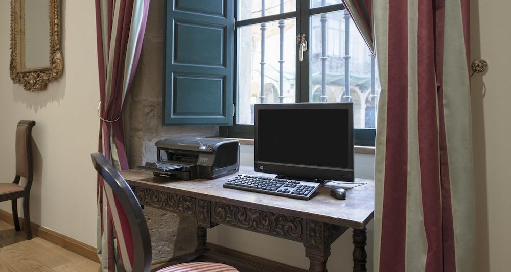 Palacio De Aviles Affiliated By Melia Екстериор снимка A typical home office