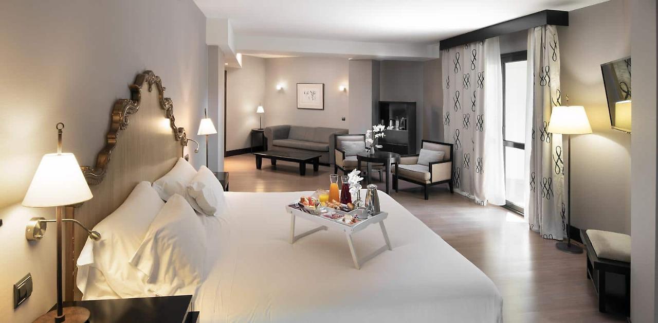 Palacio De Aviles Affiliated By Melia Екстериор снимка A suite at the hotel