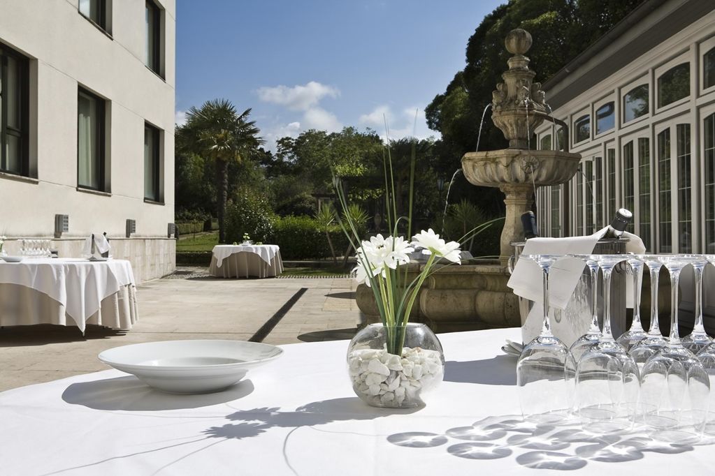 Palacio De Aviles Affiliated By Melia Екстериор снимка The hotel's courtyard